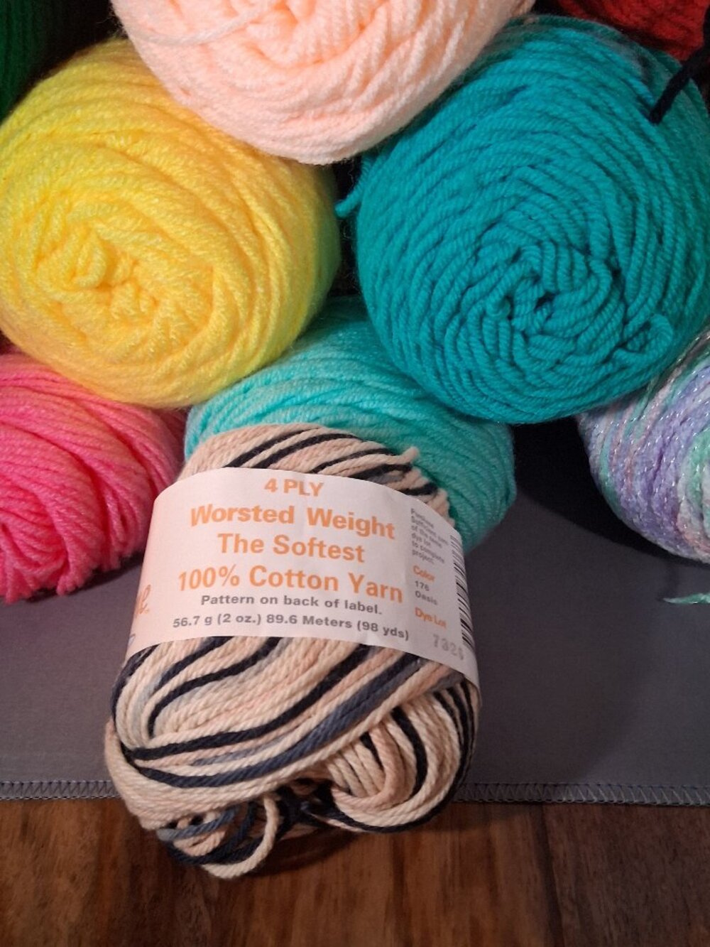 All Reainig Skeins for $30 Lrg Yarn Destash Lot Red Heart Vintage - Picture 4 of 7